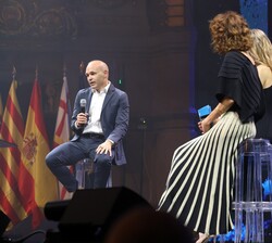 Diálogo del futbolista Andrés Iniesta con las maestras de ceremonias